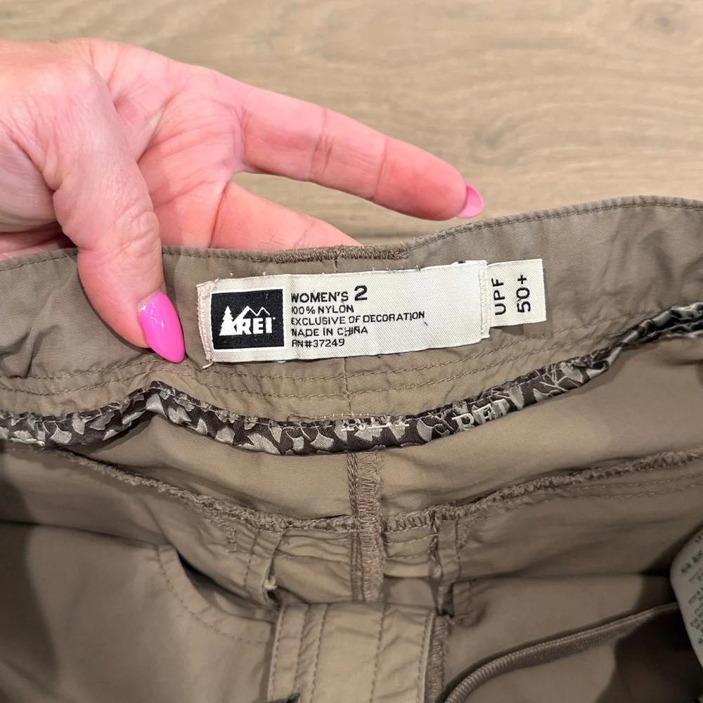 REI‎ Tan Hiking Active Outdoor Trail UPF 50+ Nylon Cargo Mid Rise Shorts Size 2